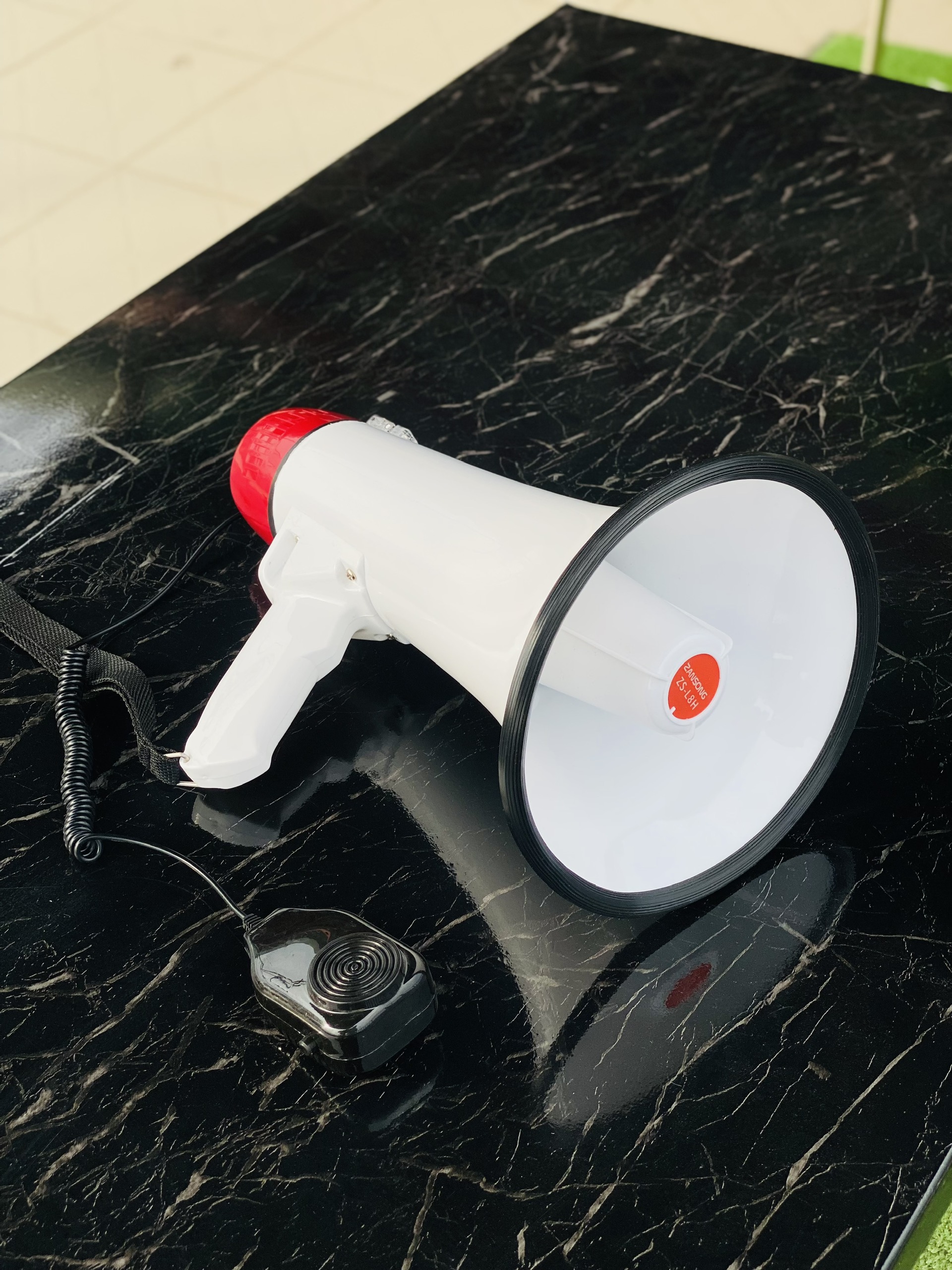 Thế Hệ Loa Phóng Thanh Cao Cấp L8H Thế Hệ Mới KÈM MIC Tích Hợp Pin Sạc - Mới Nhiều Tính Năng Cho Các Hoạt Động Ngoài Trời , Hàng chính hãng