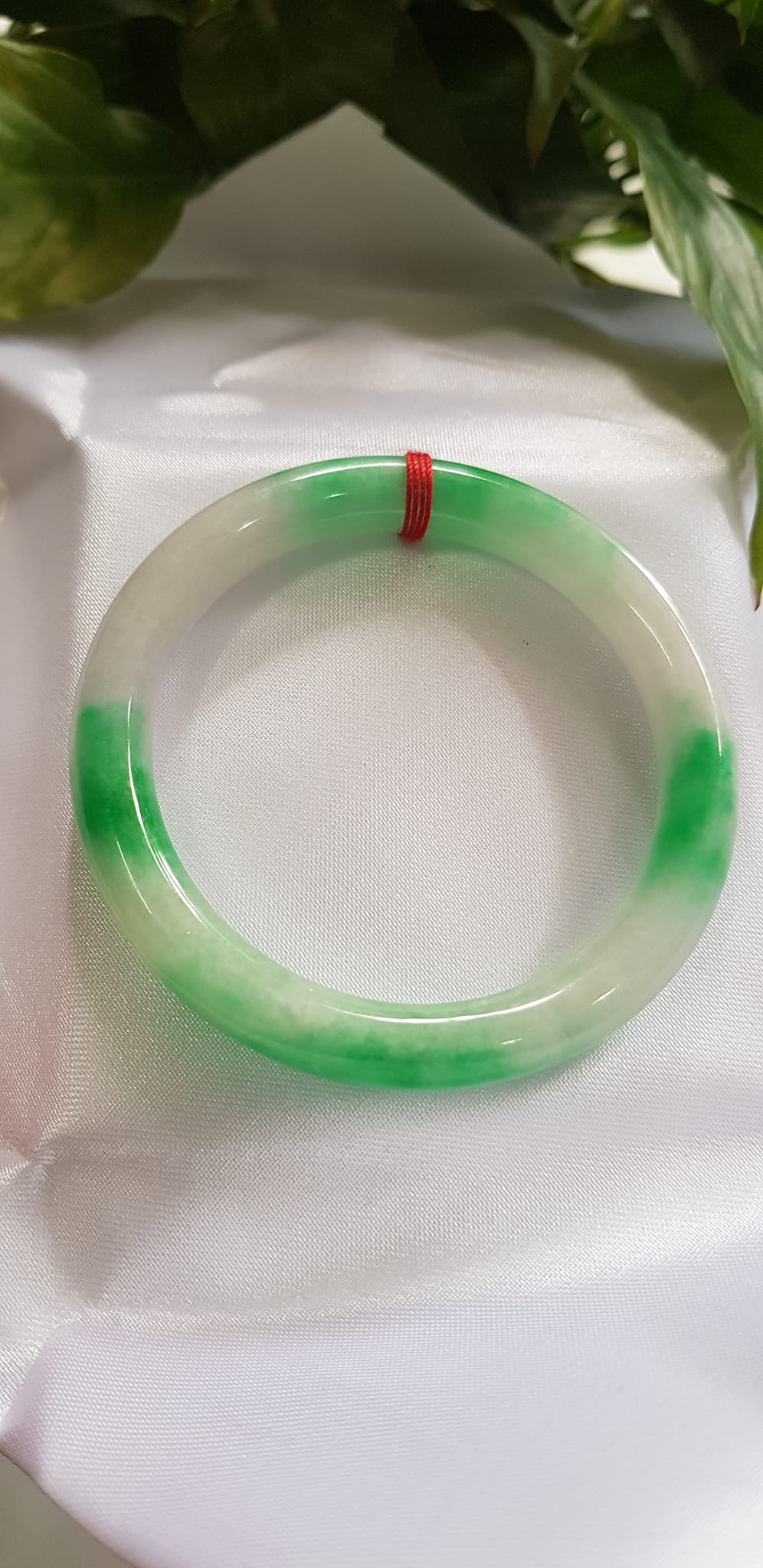 Vòng tay nữ đá Cẩm Thạch tự nhiên mới TR LÝ IC Sịn 51mm x chột 8mm Vòng màu xanh lý trắng bóng đều đẹp nữ 50kg - 54kg đeo ạ
