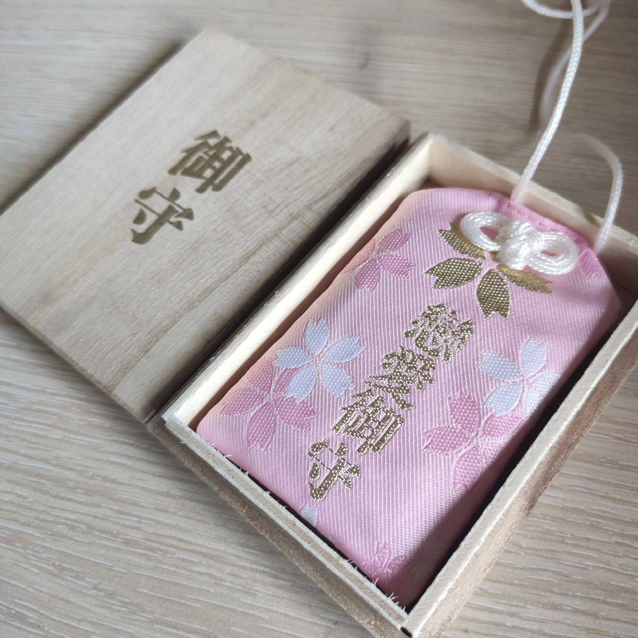 Quà tặng set omamori tình yêu và hộp gỗ