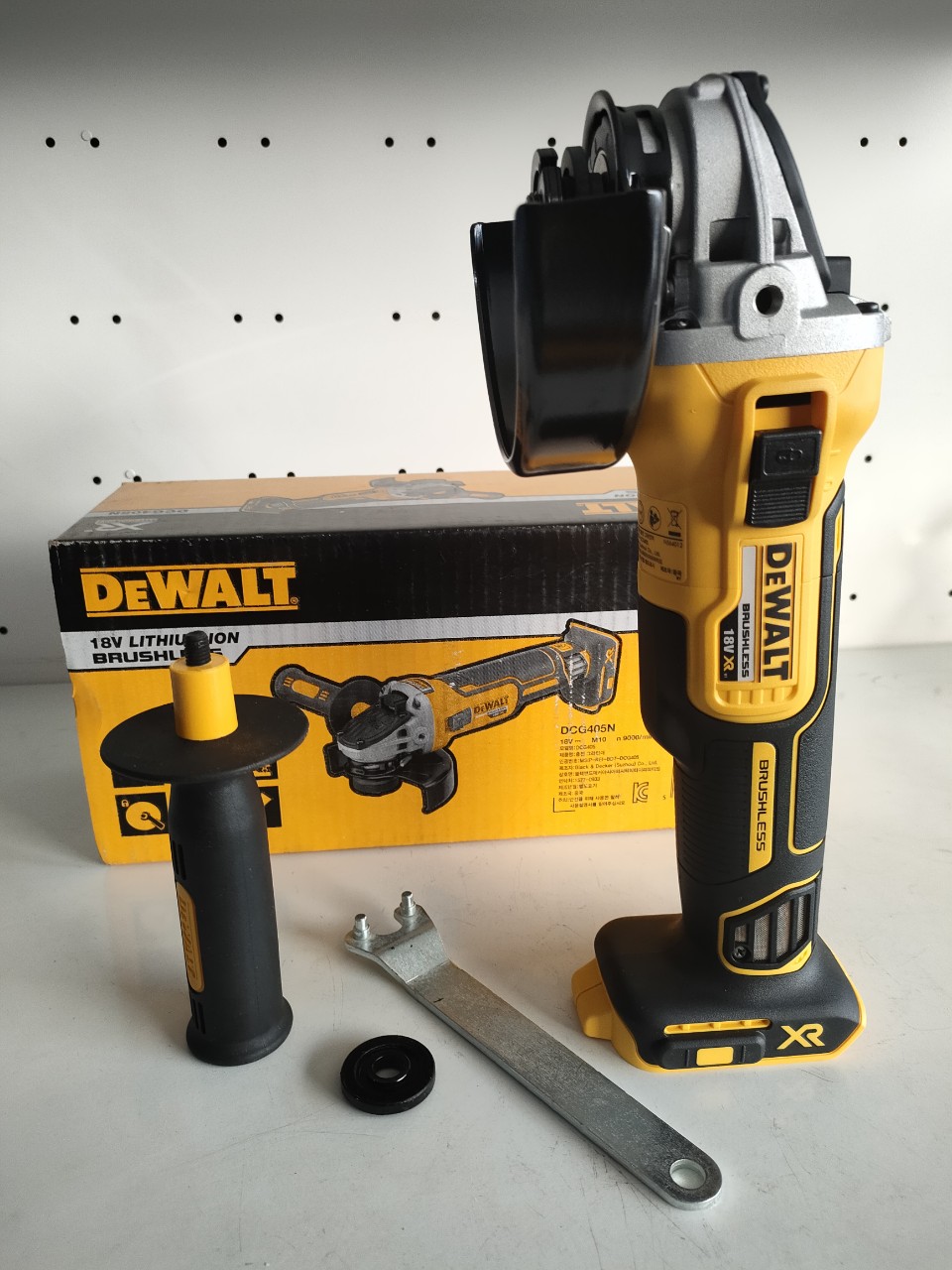 CHÍNH HÃNG - Máy mài cầm tay dùng pin 18V / 20Vmax DEWALT DCG405