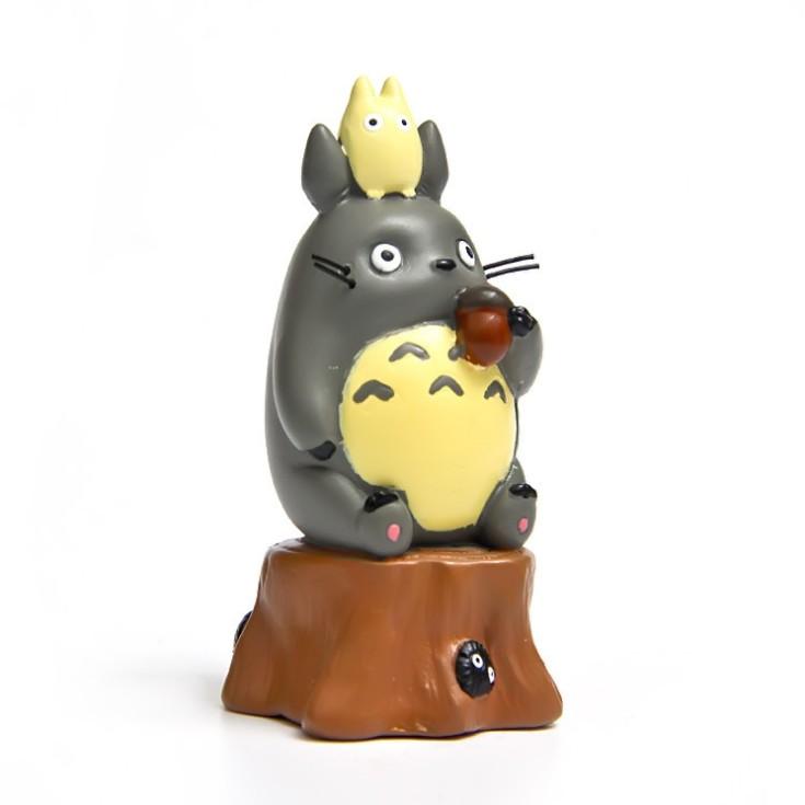 Mô hình Totoro và Chibi Totoro ngồi trên gốc cây cho các bạn trang trí tiểu cảnh, terrarium, DIY
