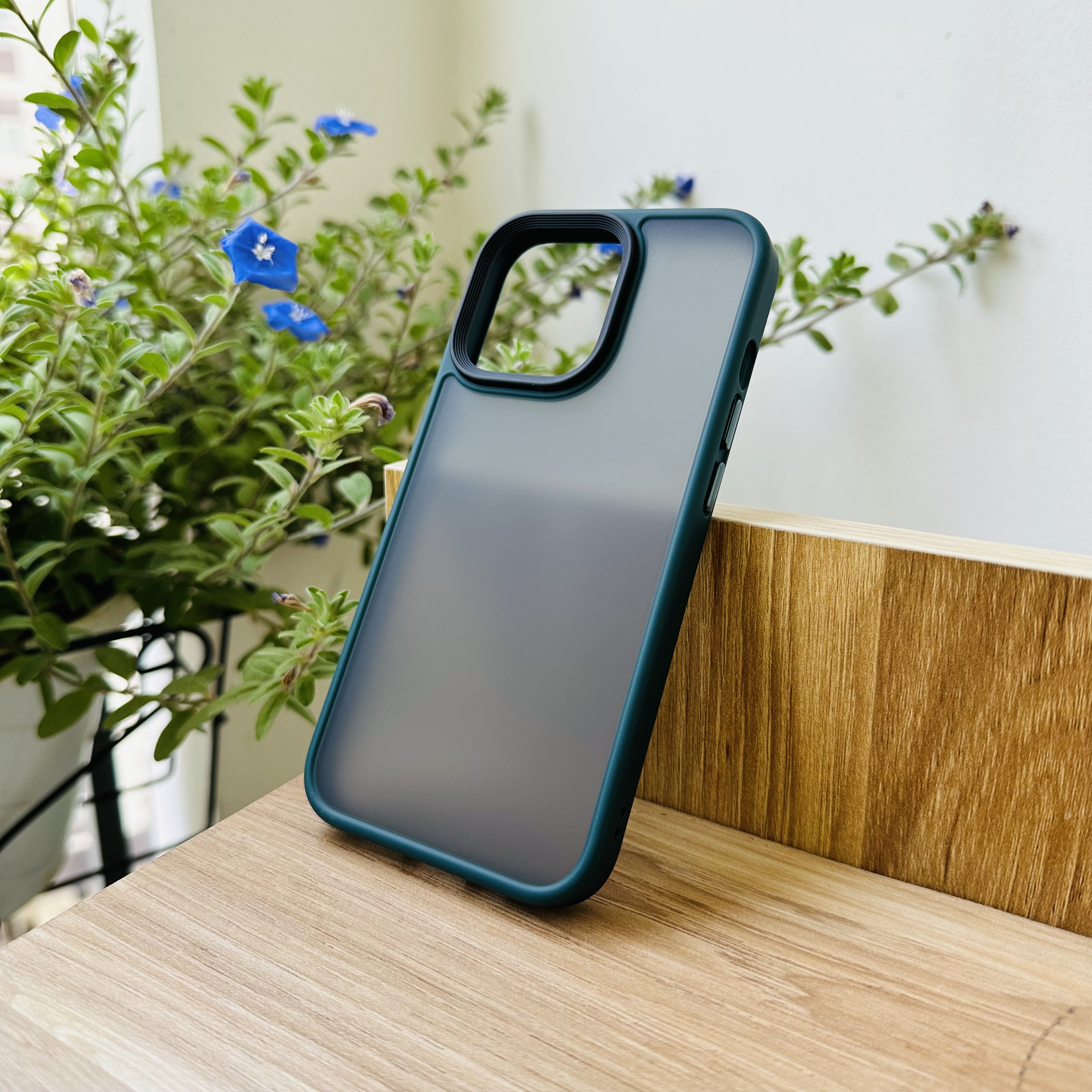 Ốp lưng dành cho  iPhone 13 Pro Likgus lưng nhám viền màu- Hàng chính hãng