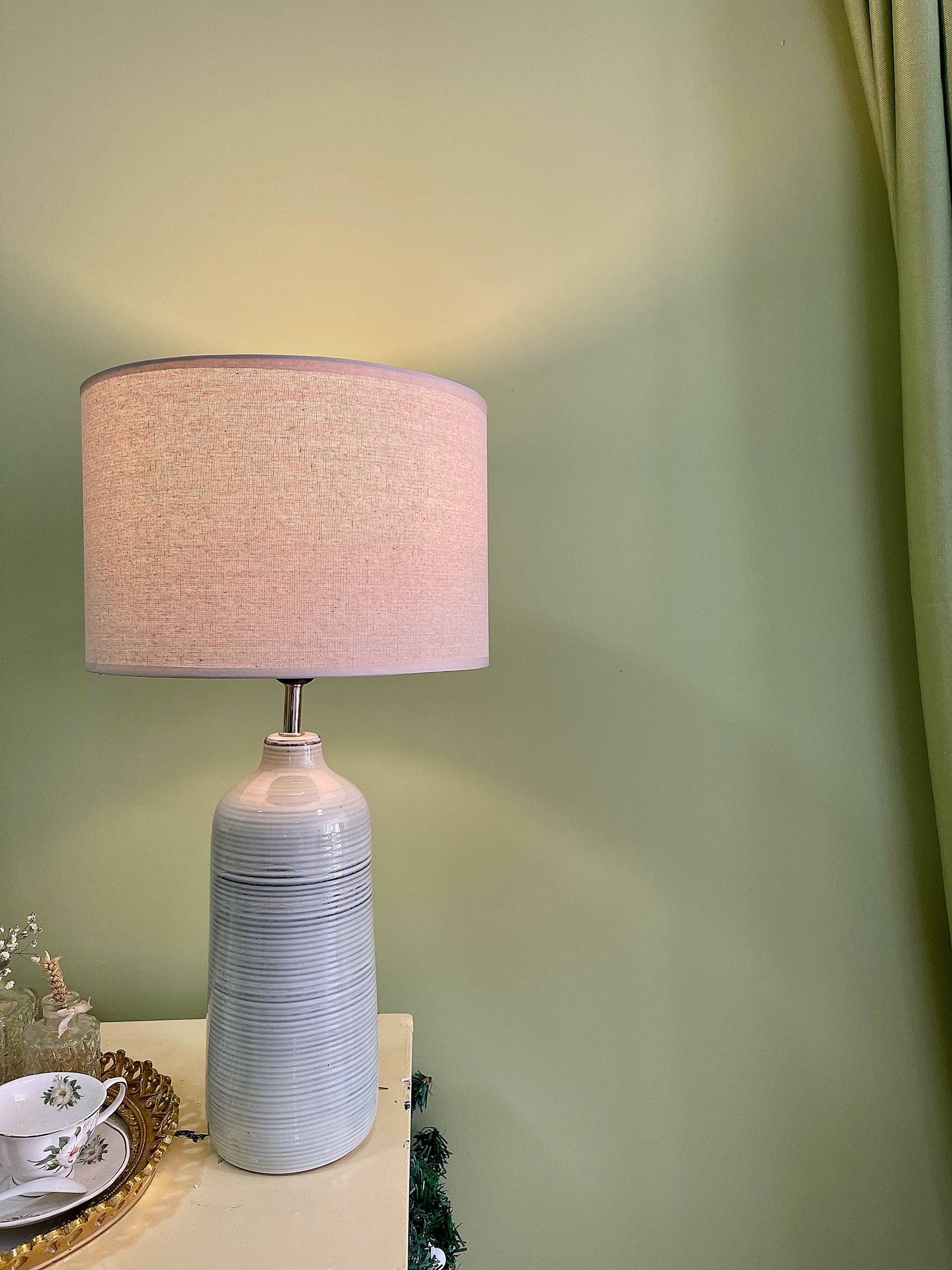 Đèn ngủ để bàn trang trí phòng khách gốm sứ màu xanh ngọc vân cổ điển cao 58 cm DS-TL9866