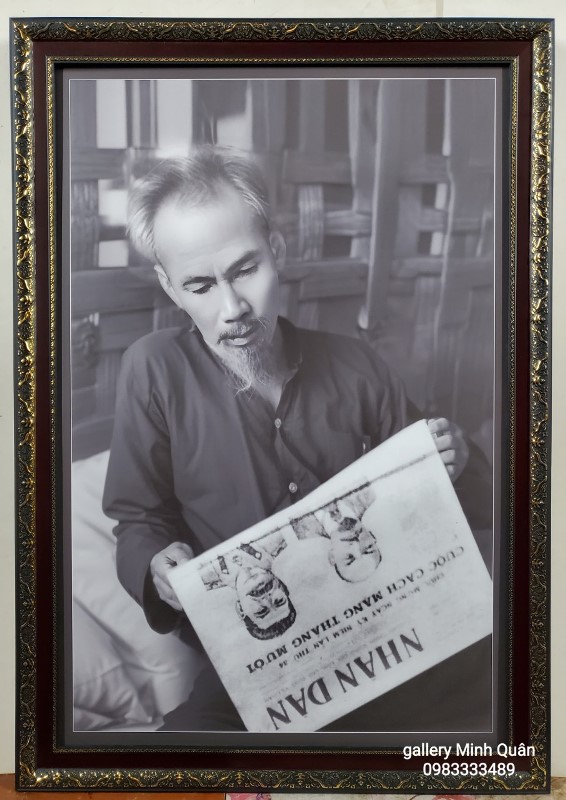 Ảnh gốc in dầu bác Hồ ngồi đọc báo