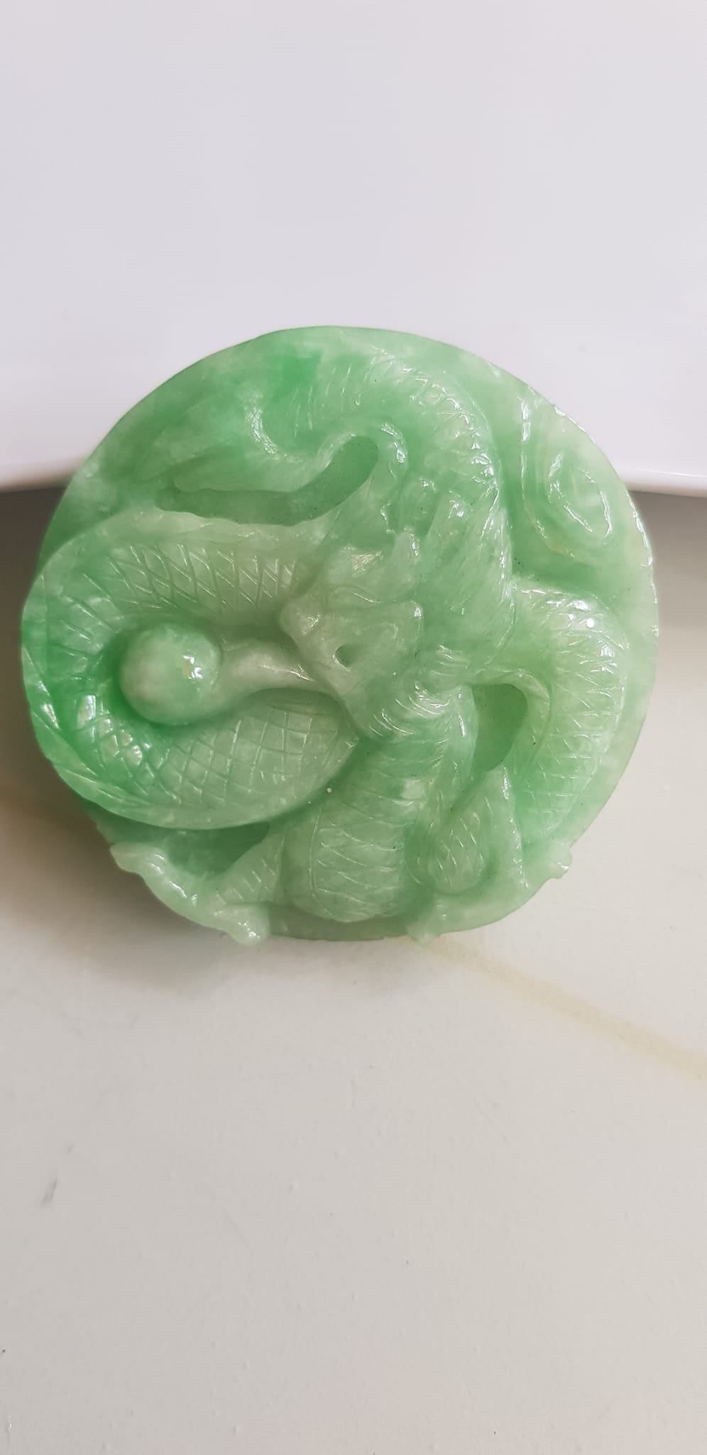 Mặt dây chuyền Nam to trạm rồng lượn nổi nhả ngọc đá ngọc cẩm thạch tự nhiên Size tròn to đường kính 53mm x dầy 6mm Màu xanh Ngọc Tươi bóng đẹp lắm luôn nam bọc vàng đeo với dây chuyền của mình thiệt đẹp lắm luôn nha ạ