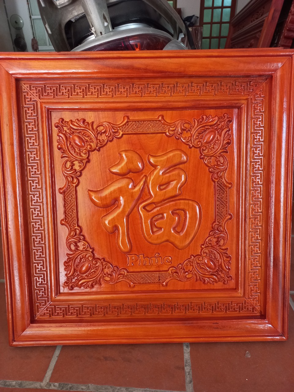 Tranh điêu khắc chữ phúc và được sơn son dát vàng cao cấp bằng gỗ hương đỏ kt 67×67×3,5cm
