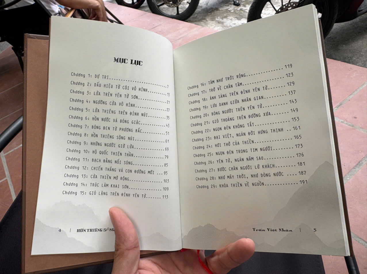 (Bìa cứng) HỒN THIÊNG SÔNG NÚI – Trần Việt Nhân – Mochibooks – NXB Thế Giới