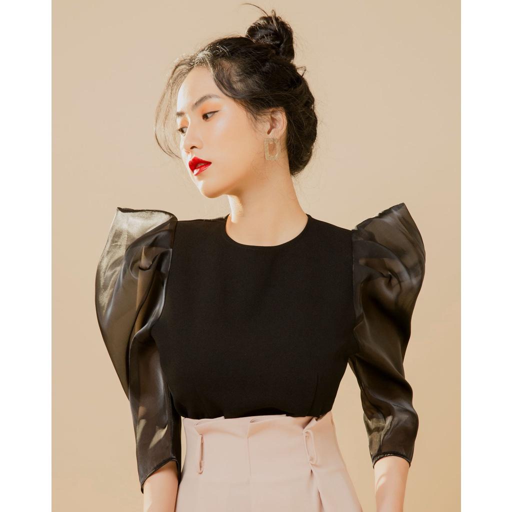 KIOBI – Áo kiểu Ivy form ôm cổ tròn, chiết ben eo, tay xếp phồng organza nhũ, vạt bầu, vải cotton bố đen - KIA19112D