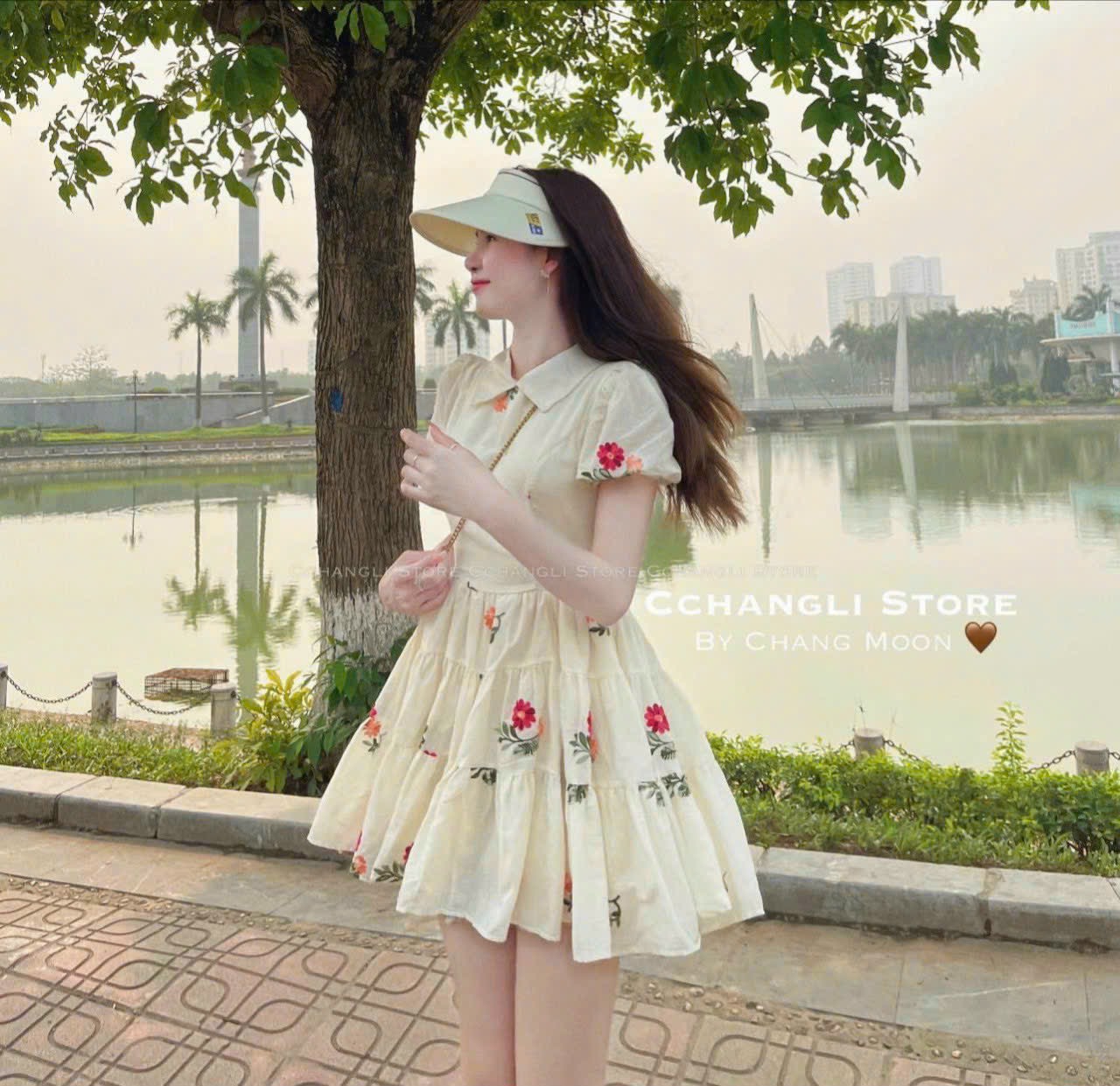ĐẦM SỌC CỔ SƠ MI ĐÍNH MẶT GẤU MÀU Y HÌNH
