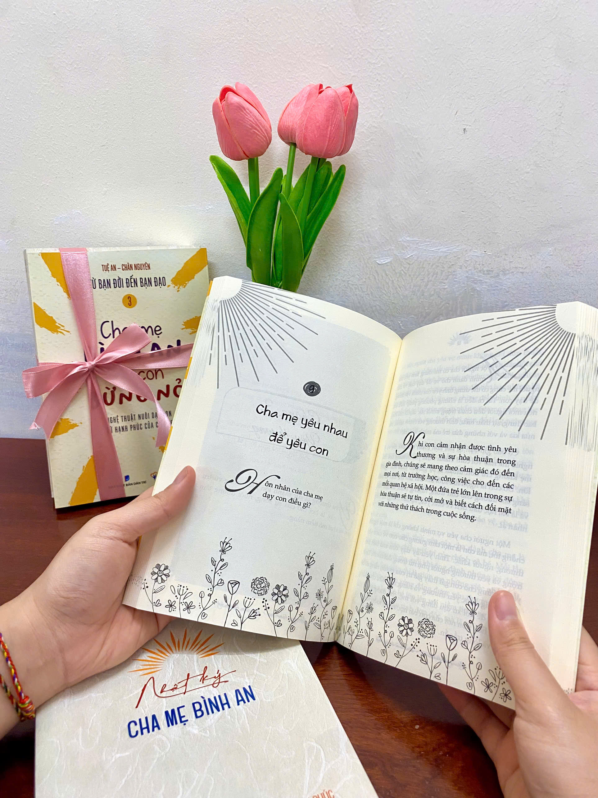 Bộ sách Từ Bạn Đời Đến Bạn Đạo tập 3: Cha Mẹ Bình An Đời Con Bừng Nở và Nhật kí Cha Mẹ Bình An (Tặng kèm 2 tấm thẻ Cha Mẹ Bình An) - Tuệ An &amp; Chân Nguyên (2 cuốn)