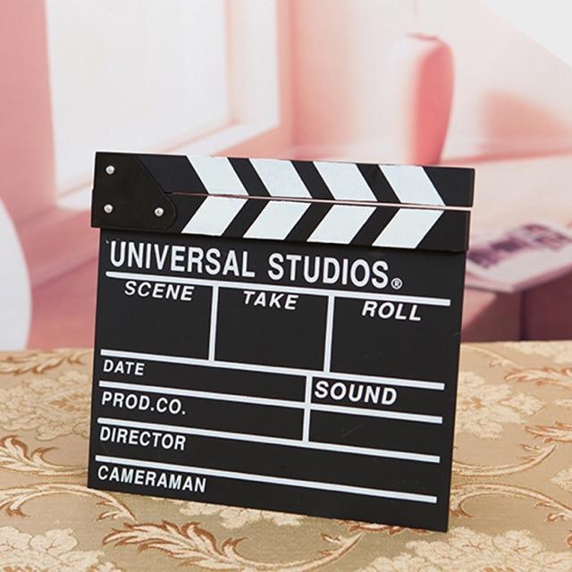 Bảng Clapper Board - phụ kiện dùng để quay phim, chụp hình.