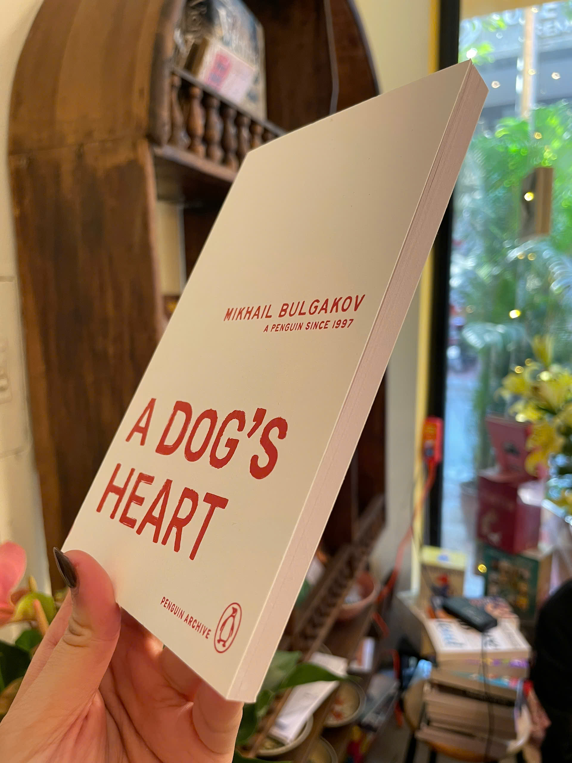 Sách - A Dog's Heart by Mikhail Bulgakov | Classics / Russian Literature / Ngoại văn Nhập khẩu