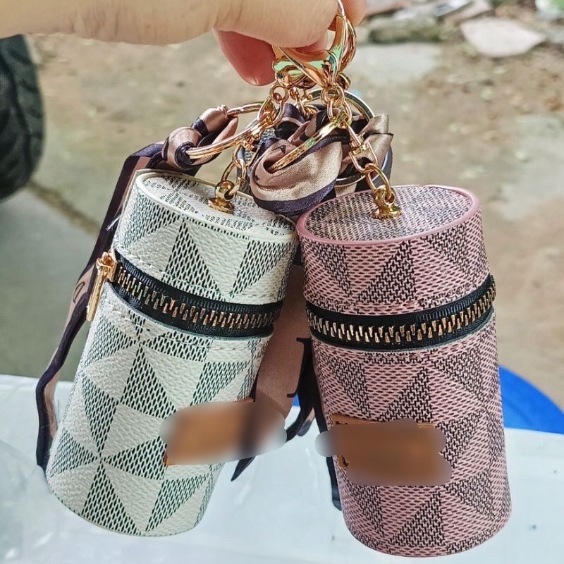 Móc khóa  bằng da PU , vừa là túi đựng mini có dây kéo ,thiết kế  thời trang trẻ trung hiện đại , sang trọng , đẹp, độc lạ thích hợp cho cả nam và nữ có thể làm quà tặng xinh xắn