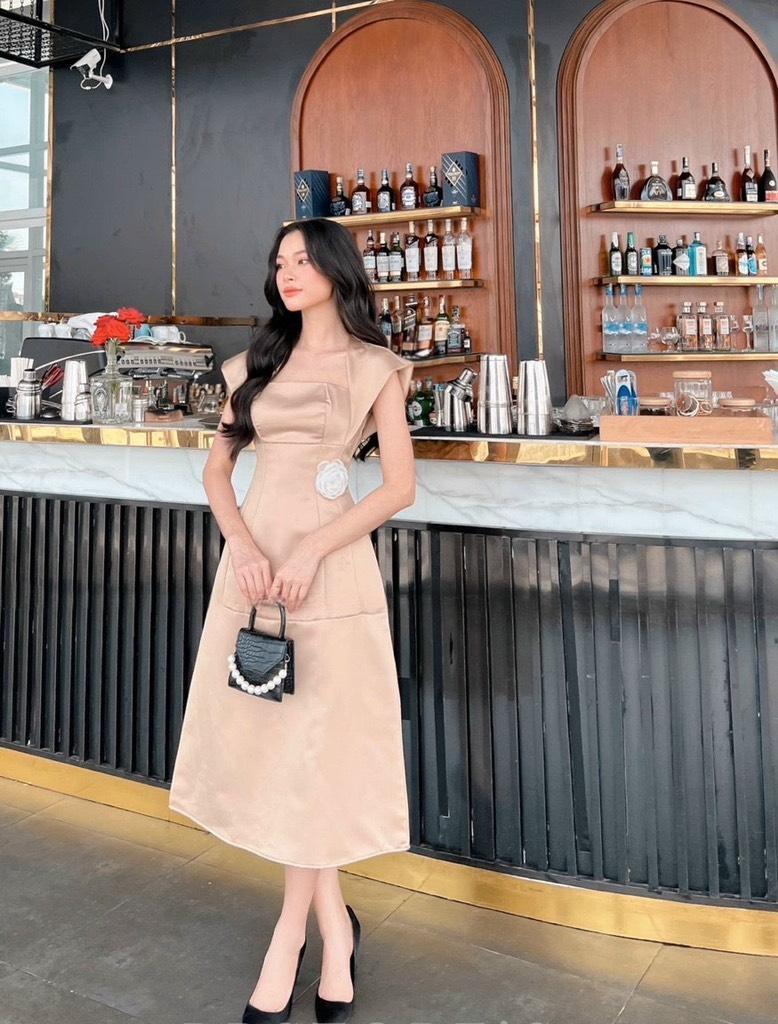 ĐẦM MIDI CỔ VUÔNG CÁNH DƠI KHOÉT LƯNG  14362