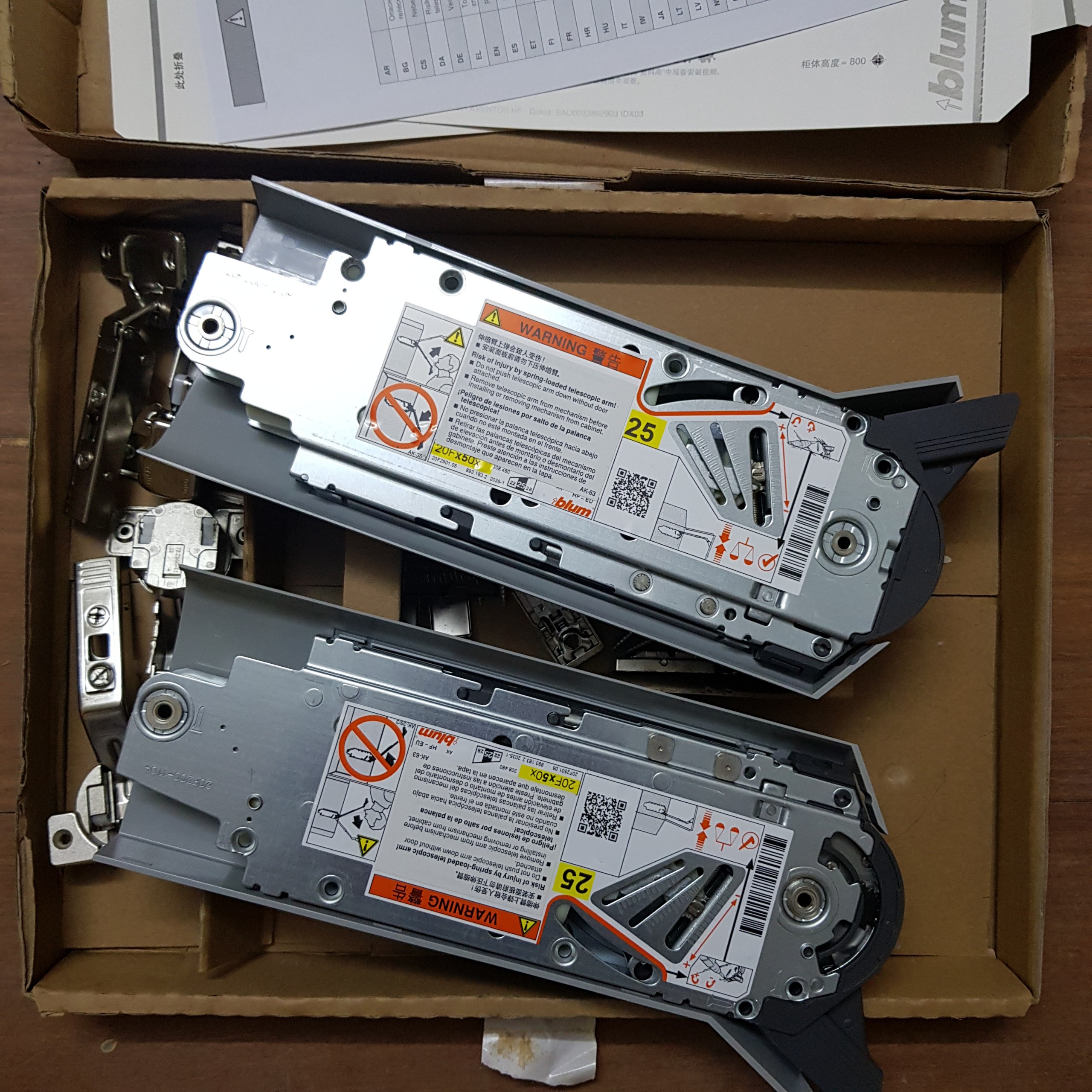 Tay Nâng Cánh Tủ Blum HF22, HF25, HF28 - Có thợ lắp