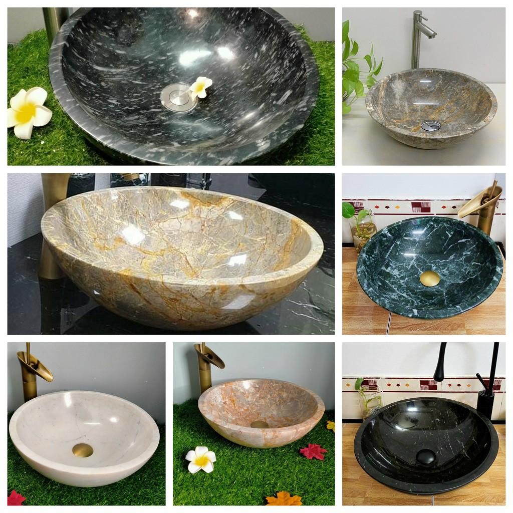 Chậu lavabo đá tự nhiên với nhiều màu và nhiều vân lạ phù hợp với không gian phòng tắm rộng rãi hay thiết kế ngoài trời