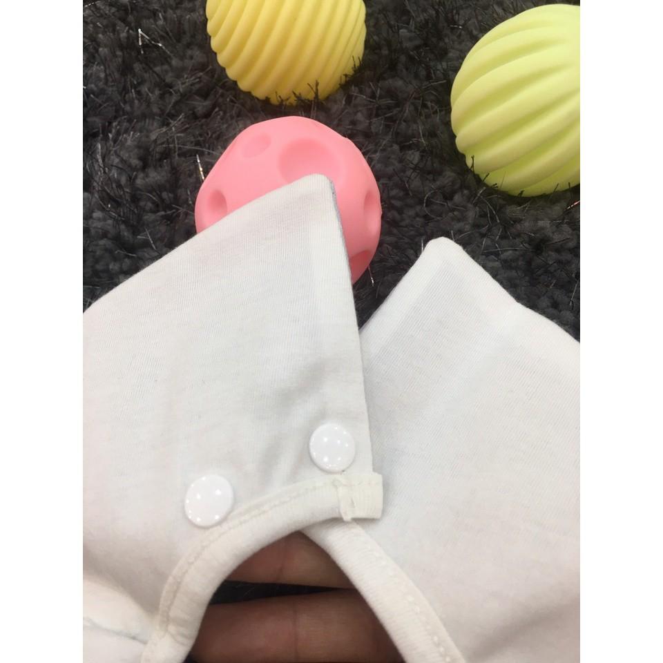 Yếm ăn kiểu lá sen chống nước vải lưới hình heo pinky 3003, chất liệu cotton 100% , thương hiệu Aiueo Nhật Bản.