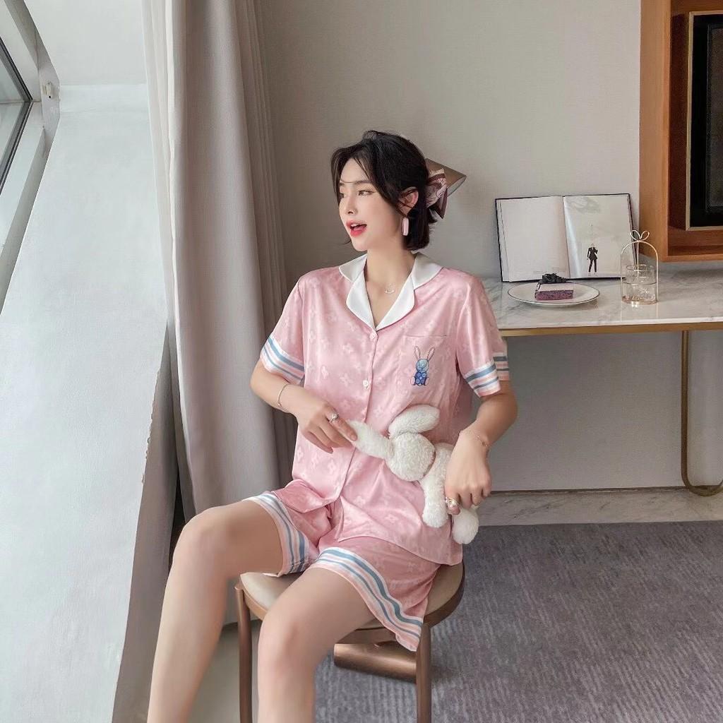 Bộ pijama lụa màu hồng họa tiết con thỏ