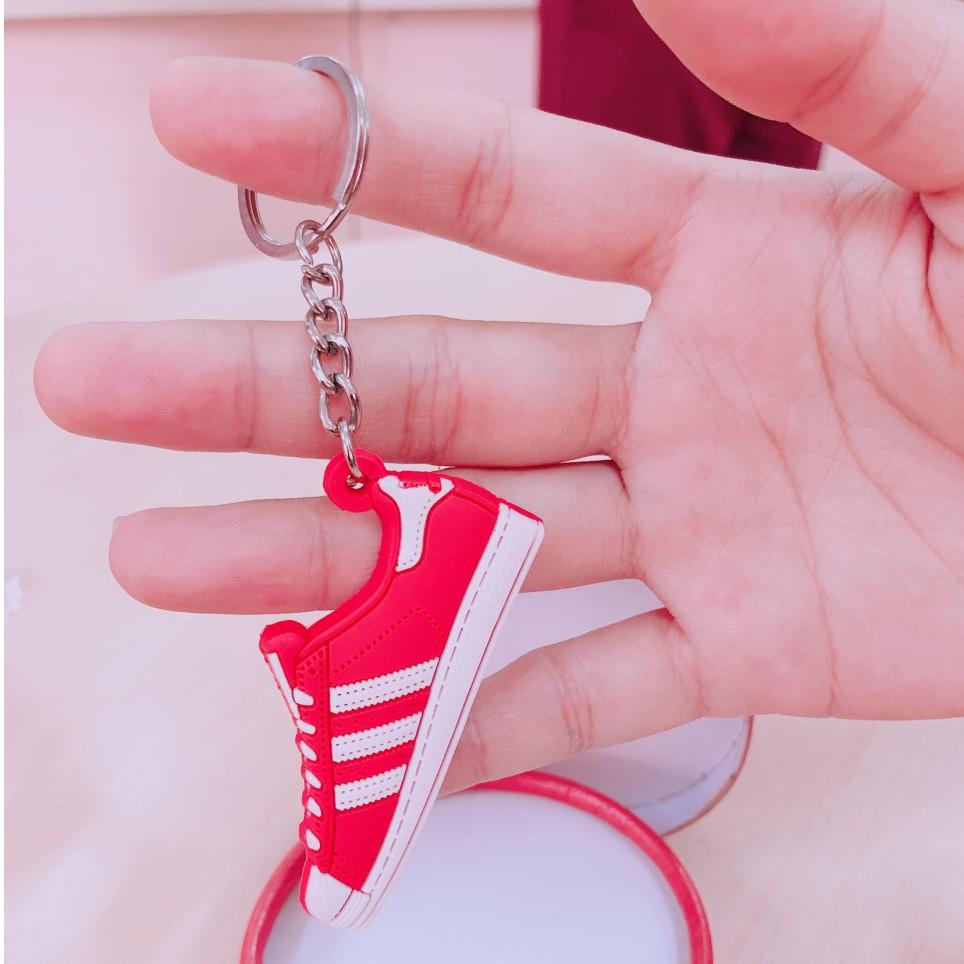 Móc khóa hình giày màu đỏ nhỏ Xinh