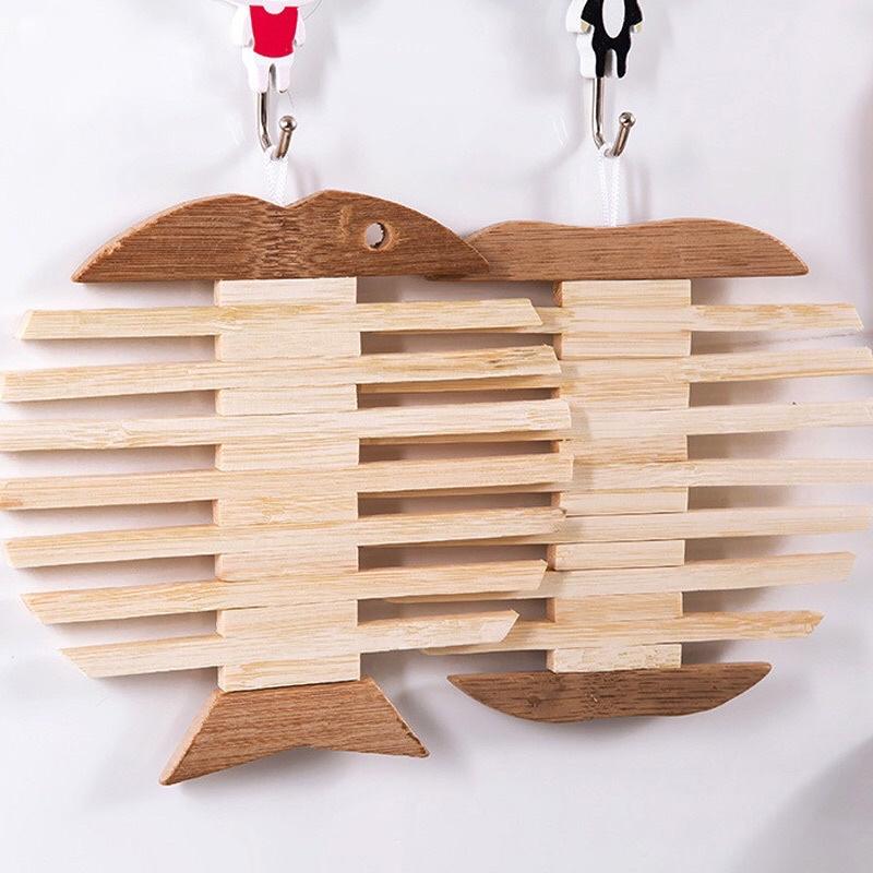 Đế lót nồi bằng gỗ cách nhiệt hình xương cá và táo dễ thương- Rế lót nồi, miếng gỗ kê nồi CÁ và TÁO size lớn 16cm x 16cm