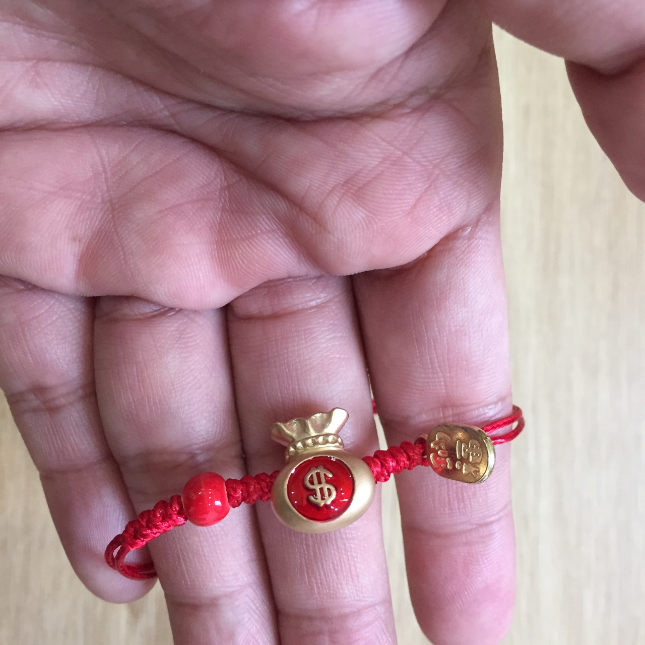 Vòng tay túi tiền may mắn bện dây đỏ