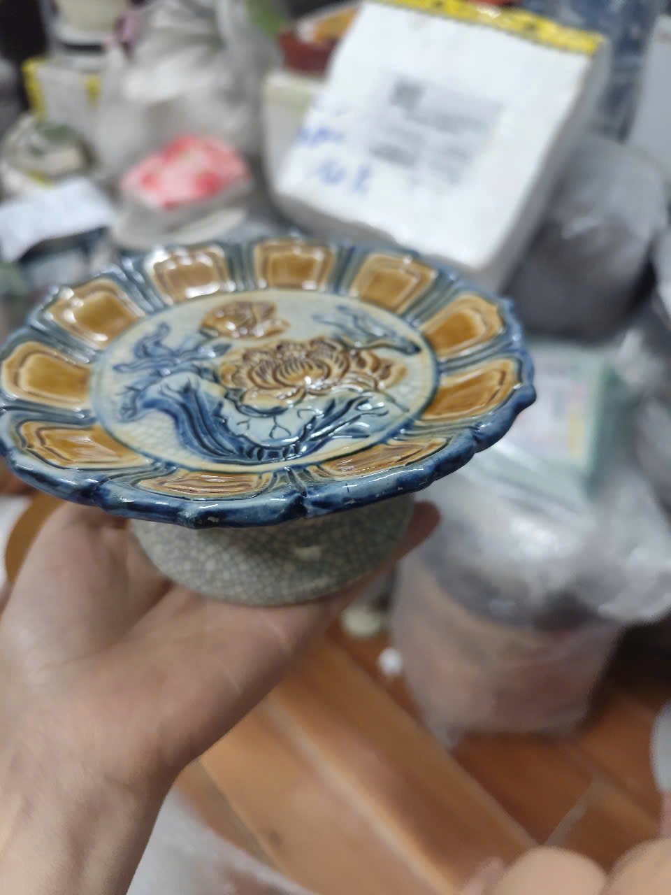 Đĩa thờ trầu cau men rạn đắp nổi Bát Tràng (không bao gồm chân gỗ kê)