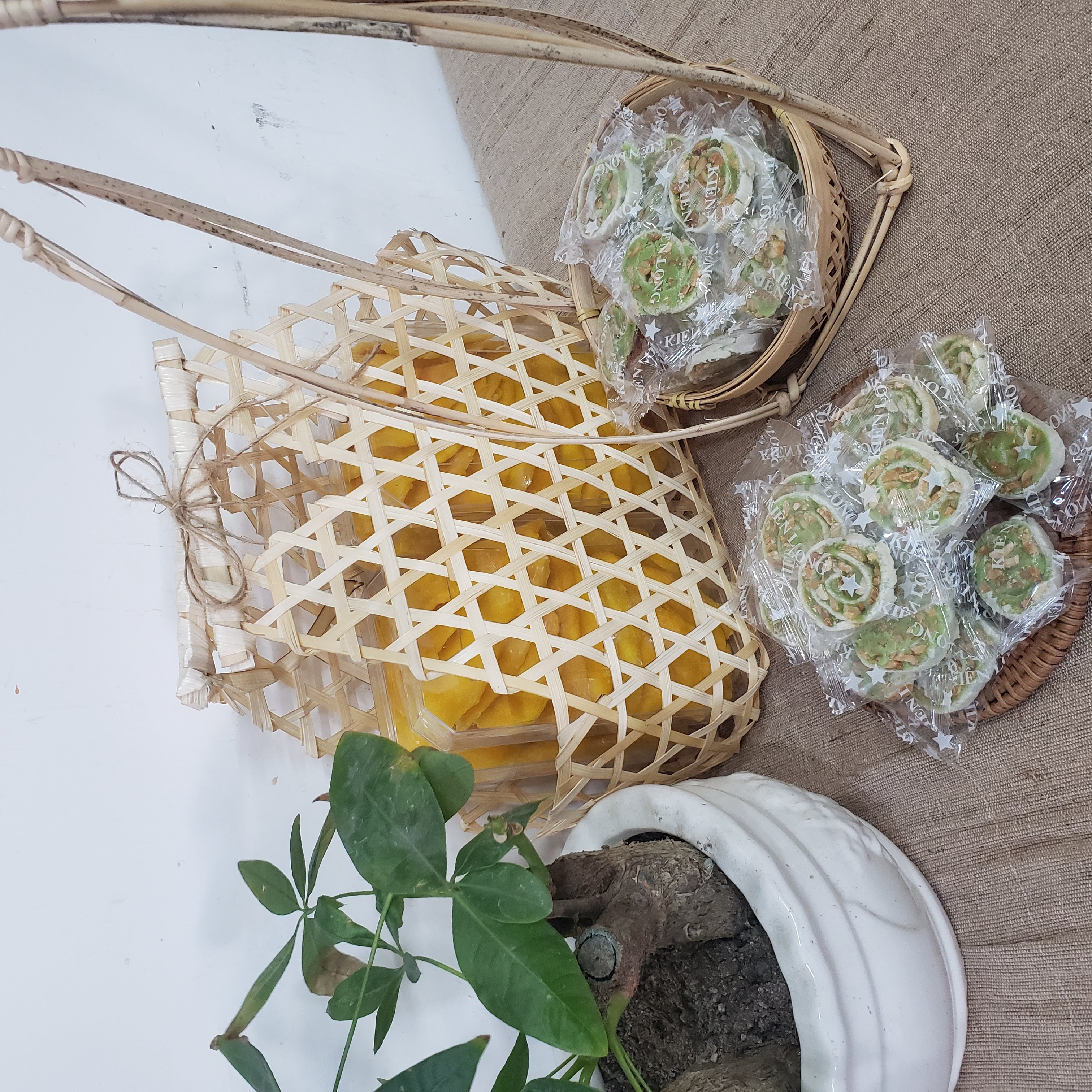 Đặc Sản Nha Trang - Kẹo Dừa Lá Dứa Cuộn Hộp Seavy 200G
