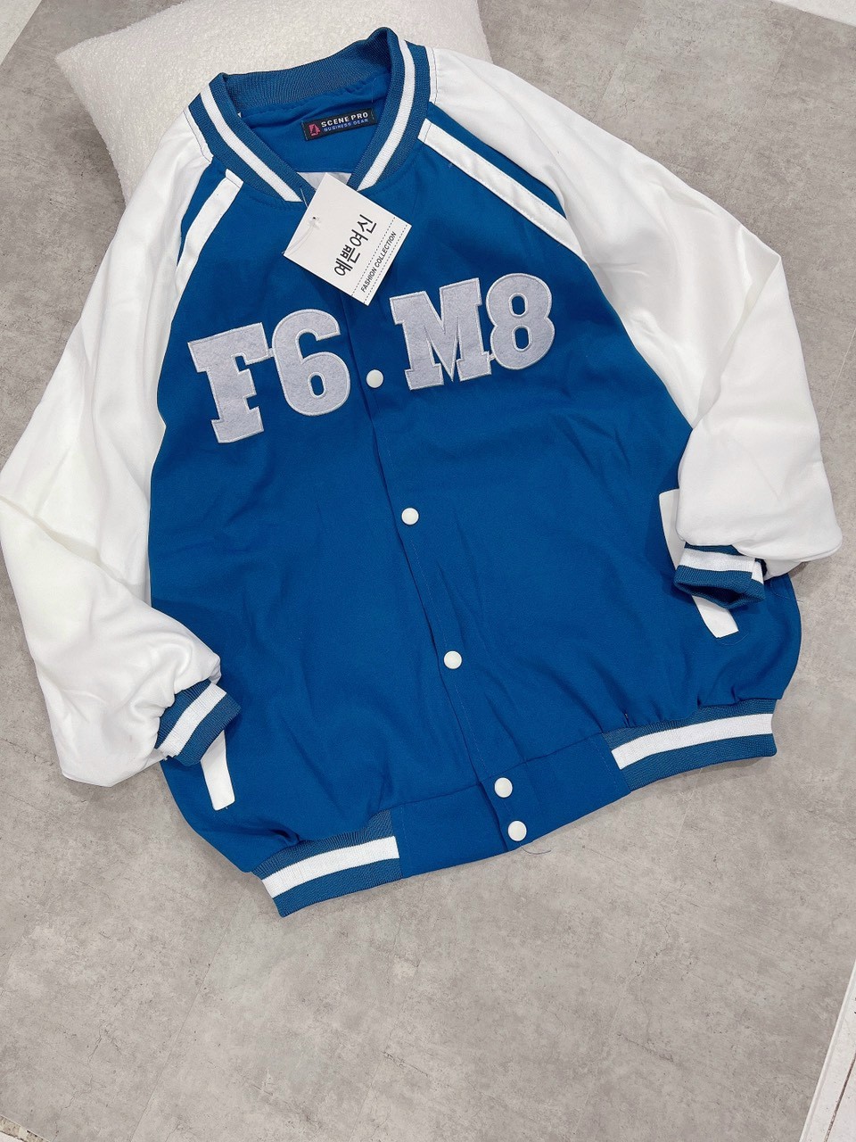 Áo khoác bomber nhung tăm cúc bấm thêu F6M8 NAM NỮ FORM RỘNG CỰC XIN Chất Nhung 2 Lớp Mềm Mịn,Logo Thêu họa tiết cá tính , Dáng Trẻ Trung hàn quốc,Kiểu Áo Đẹp thời trang Hot