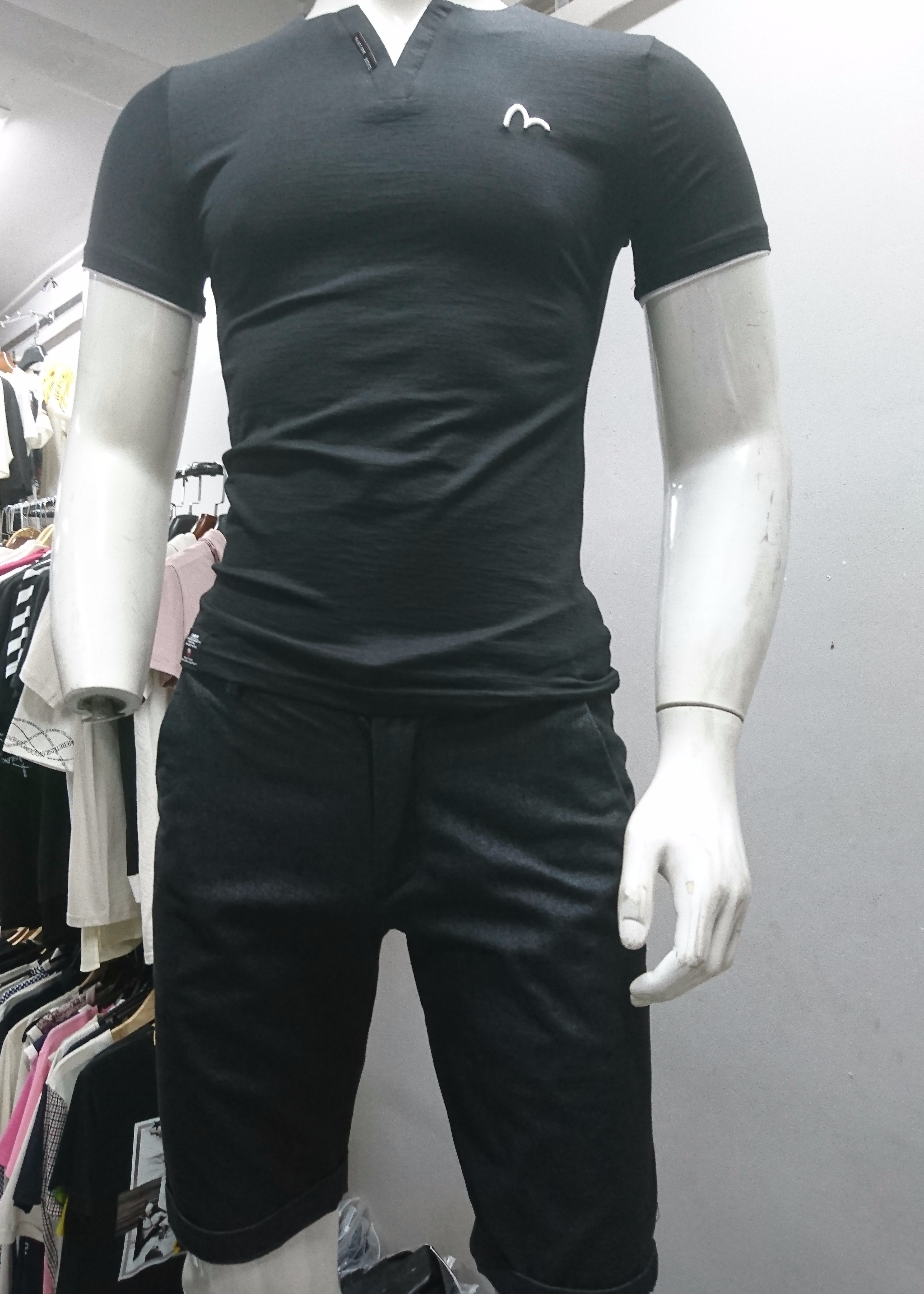 Áo thun cổ tim nam đơn giản