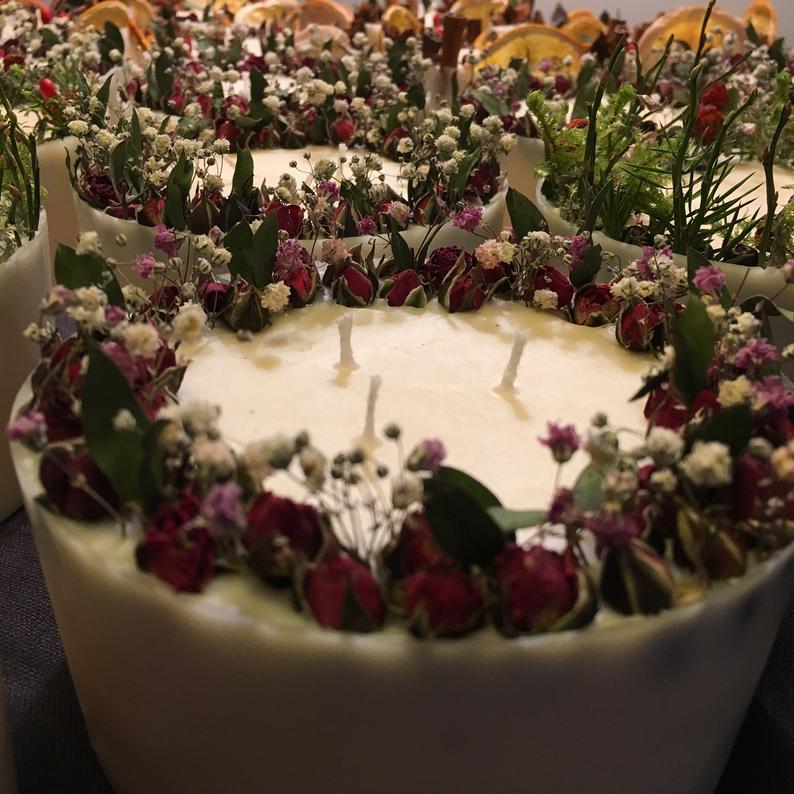 Nến thơm cao cấp bằng sáp đậu nành và tinh dầu hoa hồng hữu cơ, trang trí nụ hoa hồng, lá bạch đàn và hoa khô tinh tế và đẹp mắt