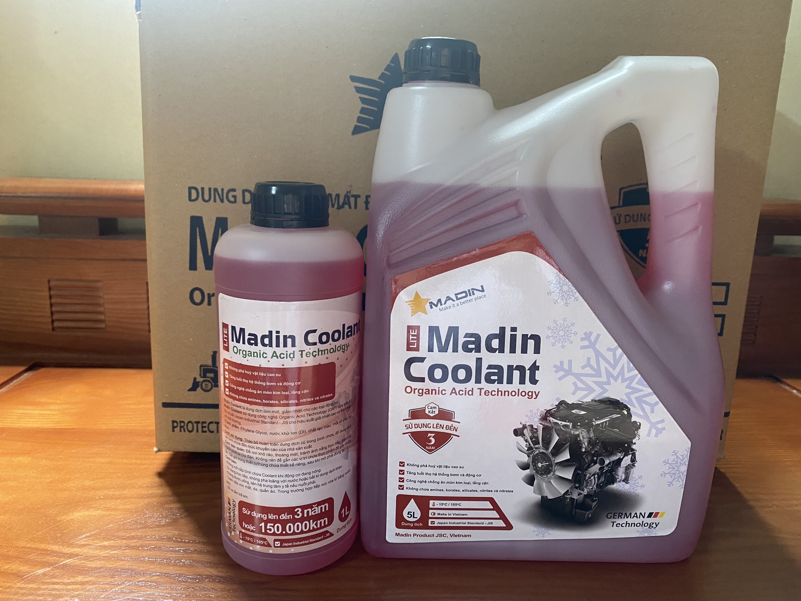 Nước làm mát động cơ ô tô Madin Coolant Lite màu Đỏ , Xanh can 5 lít