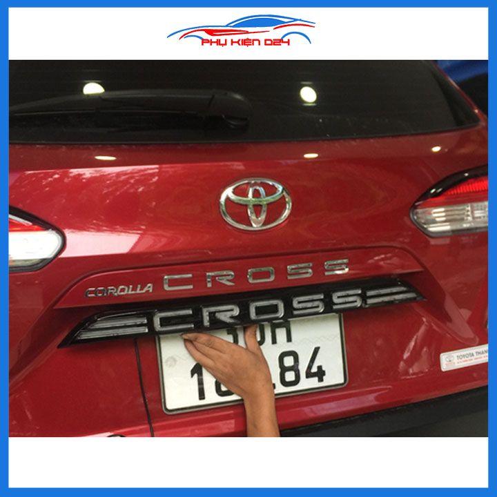 Ốp tay cốp sau có đèn led Toyota Cross 2020-2022 màu đen ánh sáng đỏ, màu trắng sáng vàng trang trí xe