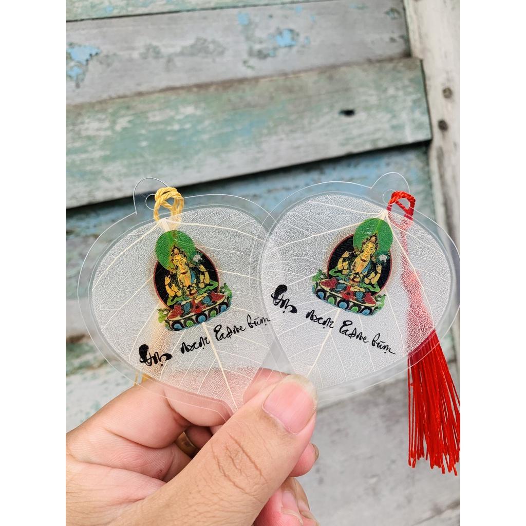 Lá bồ đề có dây treo màu trắng ghi chú OM MA NI PADME HUM