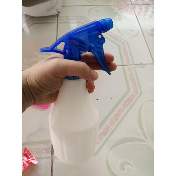 Bình xịt nước phun cây