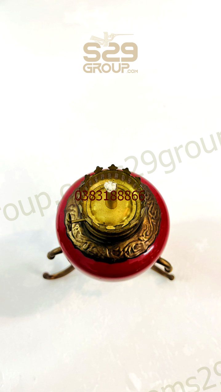 Đôi đèn dầu ba chân màu đỏ bằng đồng