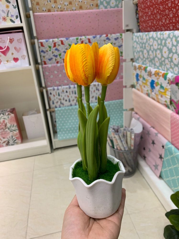 Chậu cây hoa giả Nhựa Hình trụ vân sọc nổi miệng loe lượn sóng 3 bông Hoa tulip sáng tạo