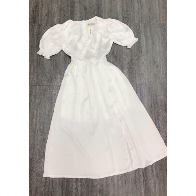 Đầm trắng nhún tay phồng xẻ tà có size