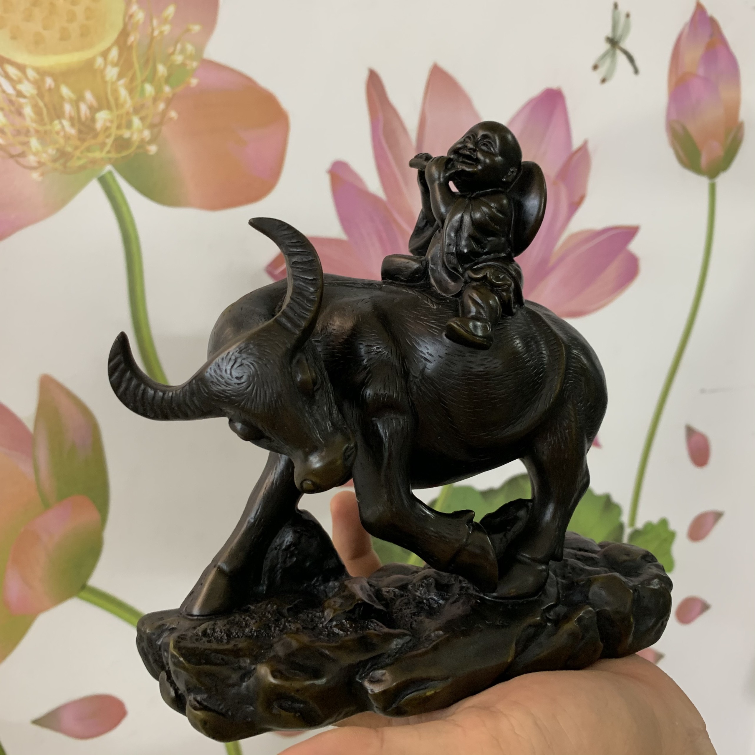 Tượng đá trang trí mục đồng cưỡi Trâu phong thủy có đế- Chiều cao 17cm - Màu Nâu Đen - Đá Composite