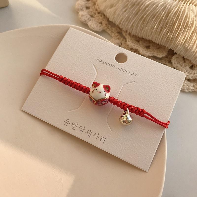 Vòng đeo tay nữ hình chú mèo Makeni Neko mang lại may mắn cho thân chủ. Vòng tay dây bện mặt mèo xinh xắn.