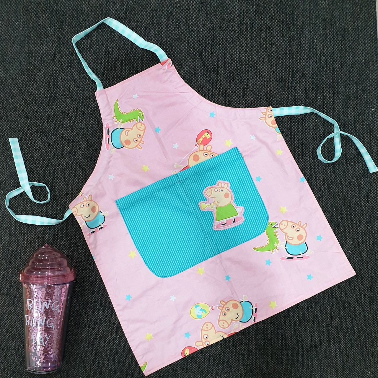 Tạp dề nấu ăn, tạp dề học vẽ handmade dùng được 2 mặt mẫu heo peppa pig màu hồng ngộ nghĩnh đáng yêu dành cho bé