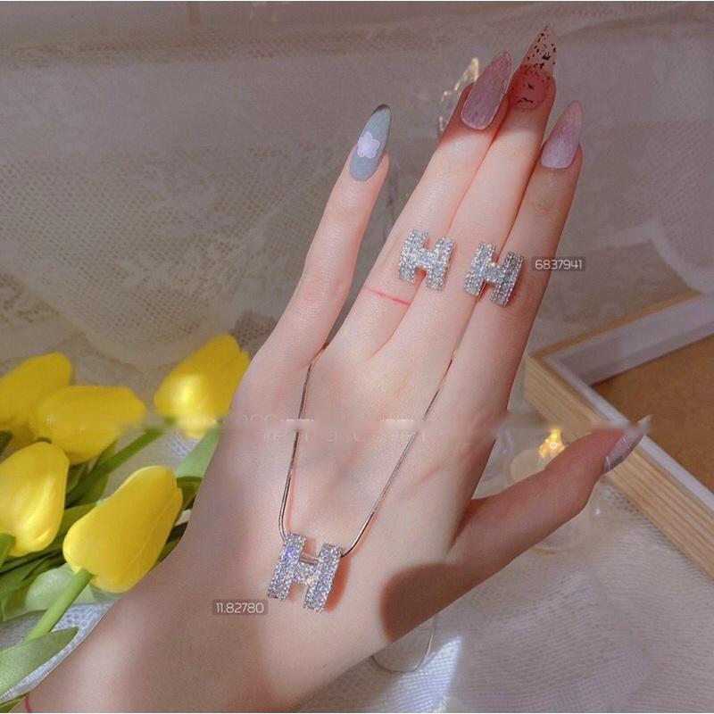 Set ̂ ̂̀ bông tai chữ H bạch kim gắn đá bugget Kami