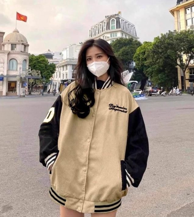 Áo khoác bomber nhung chữ D phom rộng freesize Cheapy unisex, Áo Bomber Chữ D Dáng Unisex Hàng Shop Chất Nỉ Nhung tăm unisex dáng siêu cool ngầu, Áo Khoác Bóng Chày nhung Gió Phong Cách Hàn Quốc From Rộng Dáng Thụng