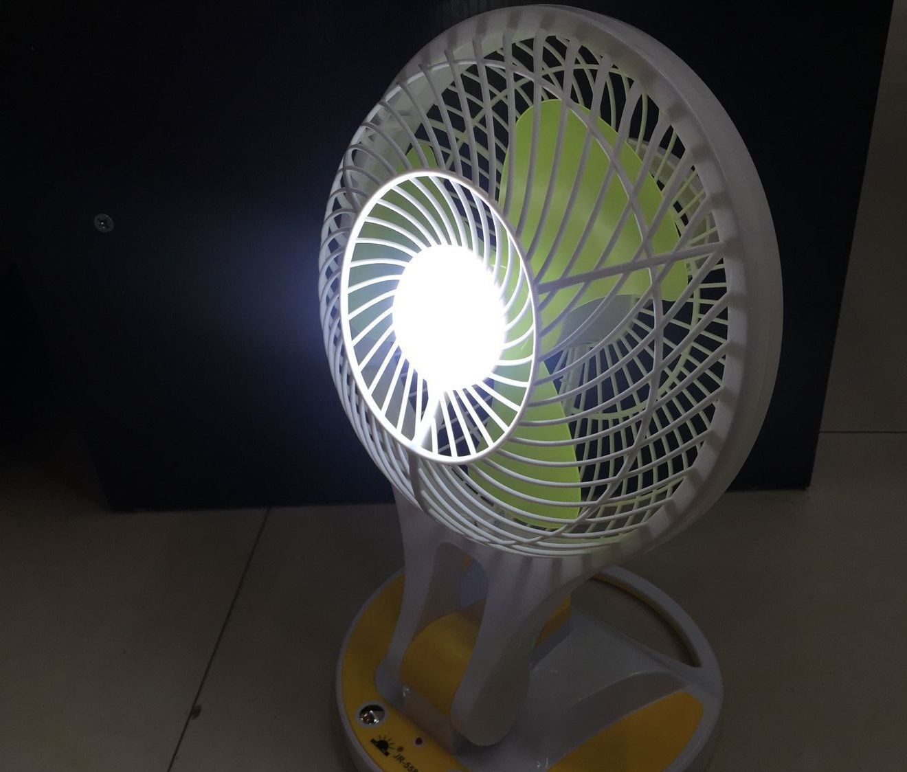 Quạt Tích Điện Kiêm Đèn Pin Mini Fan - Màu Ngẫu Nhiên