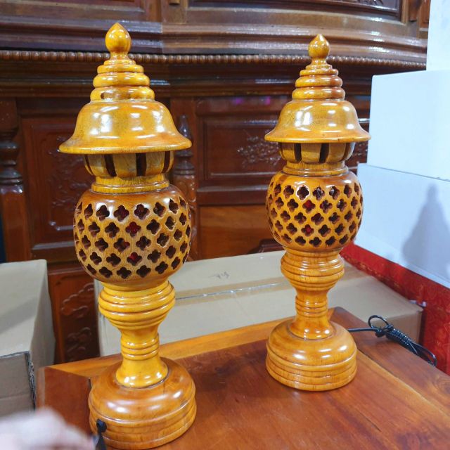 Cặp Đèn Thờ Gỗ Tràm Bông Vàng Cao 34cm