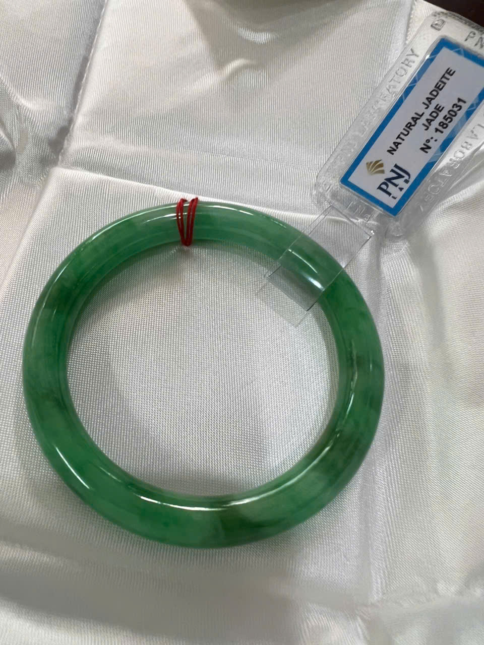 Vòng Cẩm Thạch Tự Nhiên Mới Sịn Đậu Lý Ni 50mm x chột 7,2mmm Vòng Kiểm Định P No 185031 Màu Xanh lý đều điểm vân trắng xanh đậm nhẹ bóng đều đẹp nữ 50kg - 54kg đeo sang tay món quà tặng chính mình tặng mẹ vợ ý nghĩa ạ