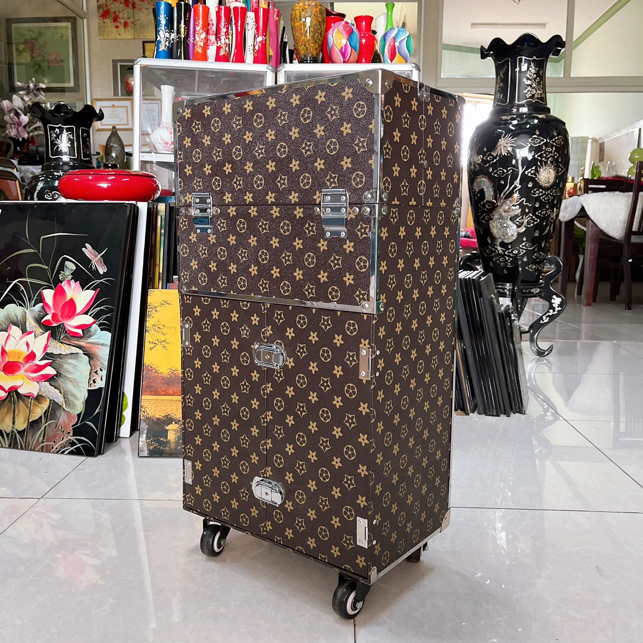 Hàng cao cấp loại 1 - Cốp vali kéo viền cạnh inox, nhiều ngăn đựng mỹ phẩm, dụng cụ phun xăm, nối mi, nail, máy hơ gel trang điểm chuyên nghiệp size 36x22x64 (cm)