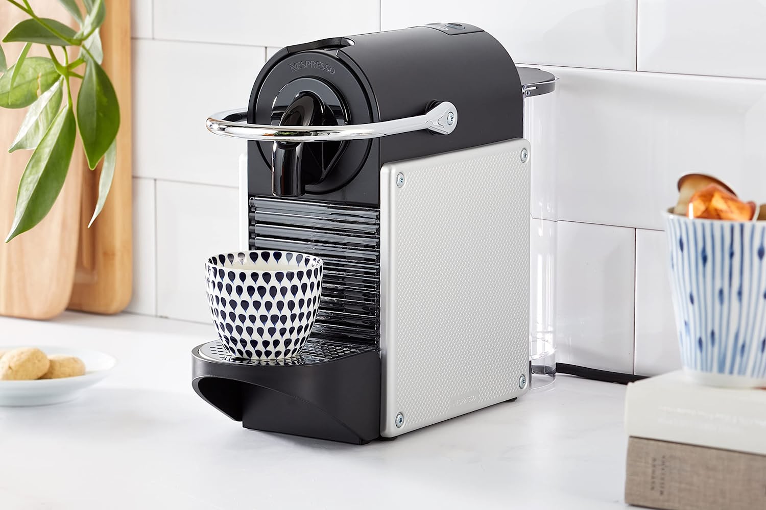 Máy Pha Cà Phê Viên Né DELONGHI Nespresso Pixie EN124S, Sản Xuất Tại Slovenia, Công nghệ Thermoblock, Dung Tích 0.7 L, Áp Suất 19 Bar, Công Suất 1260W - Hàng Nhập Khẩu Đức