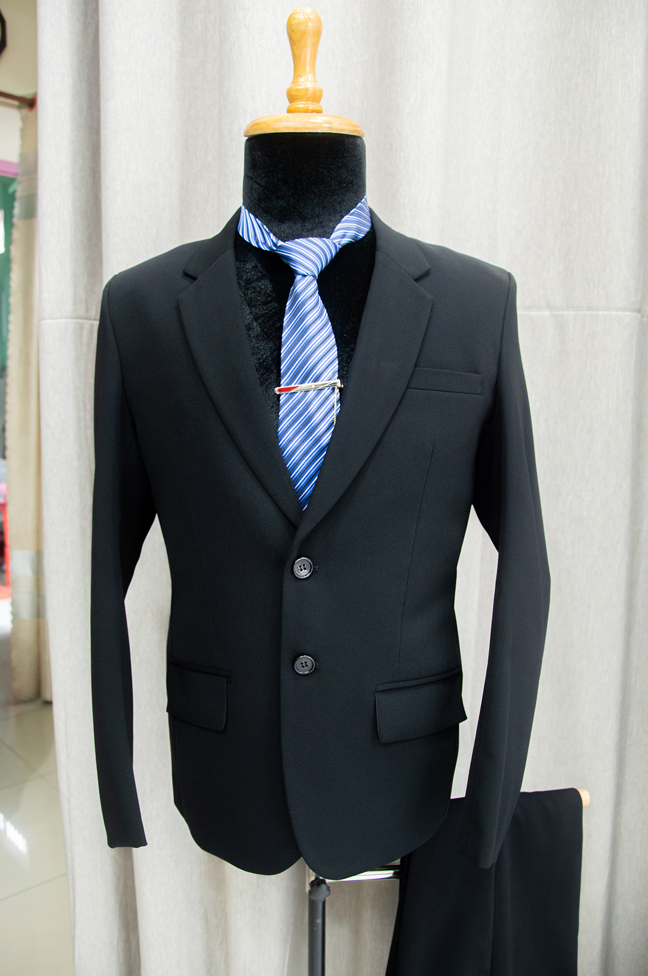 Bộ vest nam 2 nút form suông màu đen chất liệu co dãn , thoáng mát tặng kèm combo phụ kiện