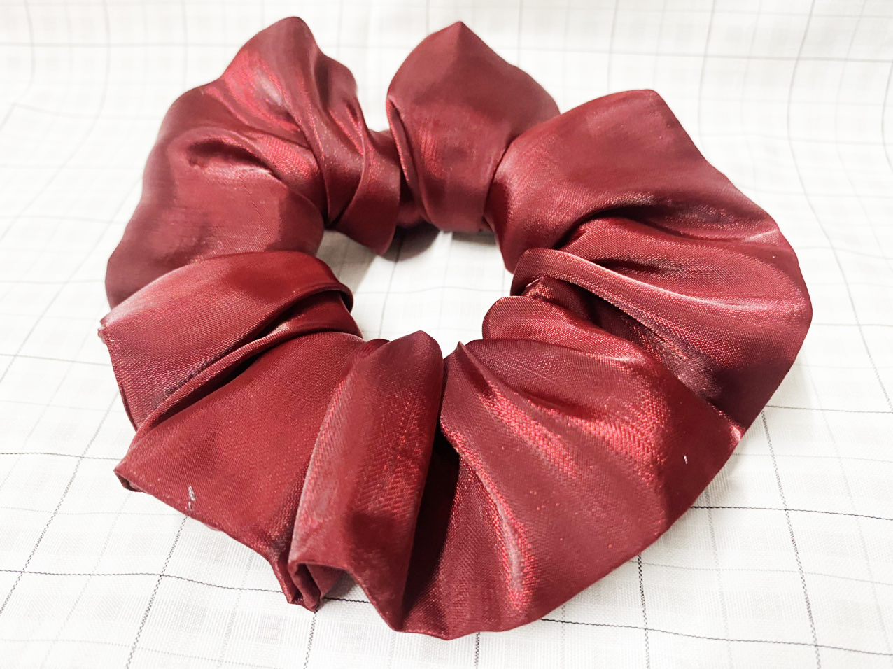 Cột tóc scrunchies màu đỏ đô ánh kim sang trọng size trung lớn