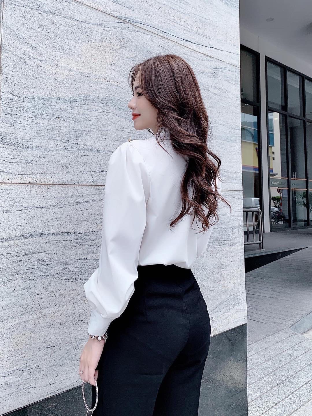 ÁO CỔ V CÁCH ĐIỆU VAI CƯỜM